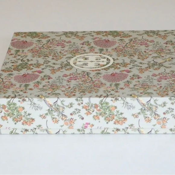 Tory Burch Ribbed Merino Mittens and Hat - Picture 2 of 4